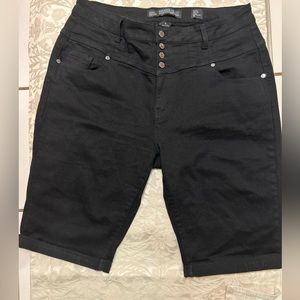 City Chic Super High Waist Knee Length
Short - black SZ 16